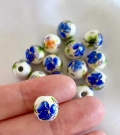 CLOSEUP_10mm Blue Floral Round Ceramic Bead