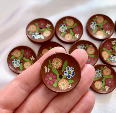 CLOSEUP_30mm Wildflower Wood Floral Button