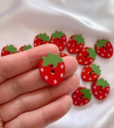 CLOSEUP_21mm Red Strawberry Wooden Button