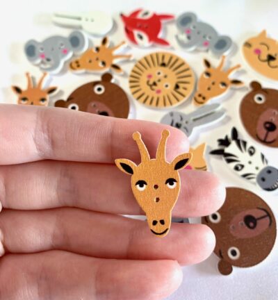 CLOSEUP_25mm to 30mm Assorted Zoo Animals Wooden Button