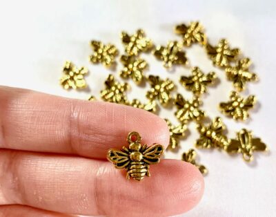 CLOSEUP_Antique Gold Bumble Bee Insect Metal Charm